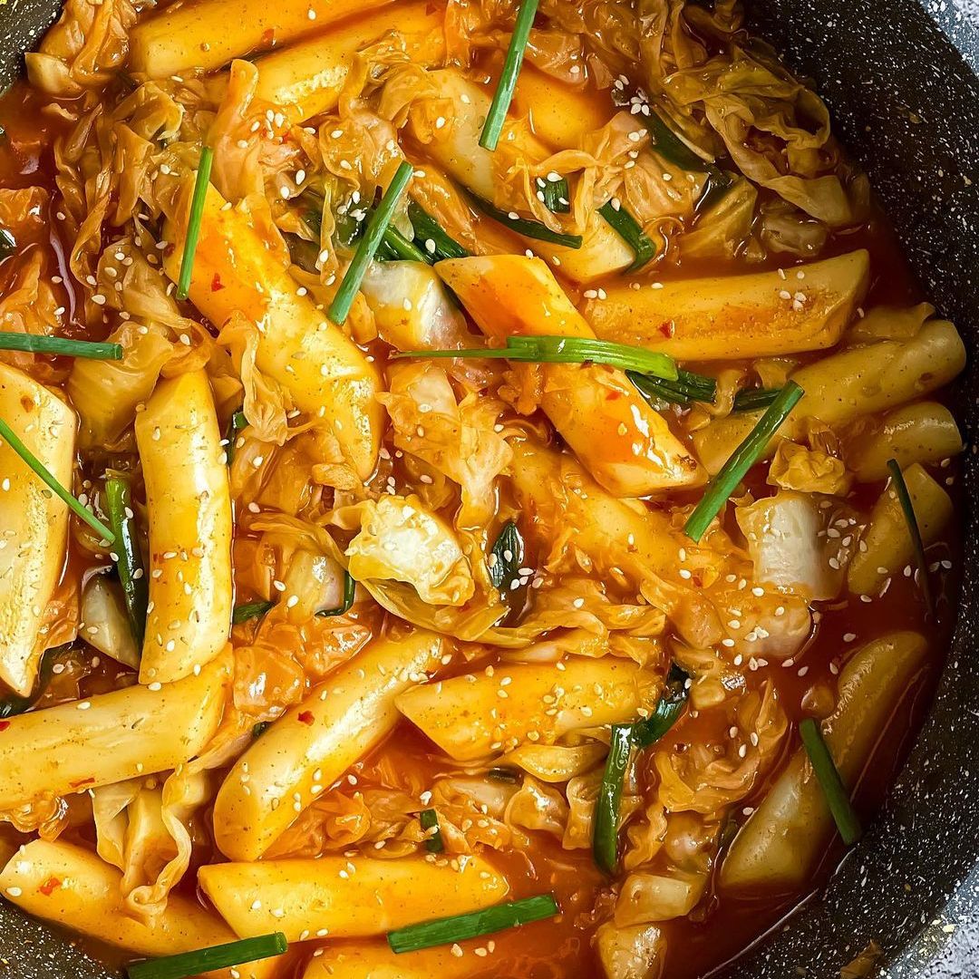 Vegan Tteokbokki 떡볶이 (Korean Spicy Rice Cakes) - eatwkriss
